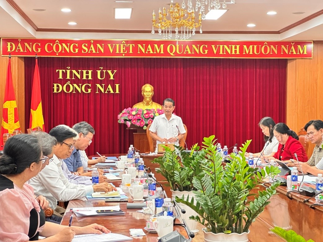 LAM VIEC TINH UY 1.jpg