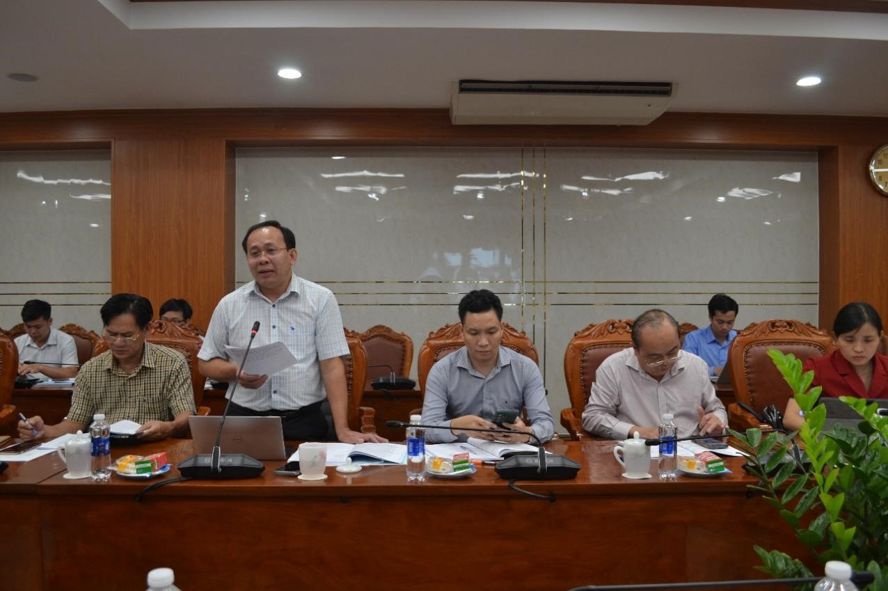 LAM VIEC TINH UY 3.jpg