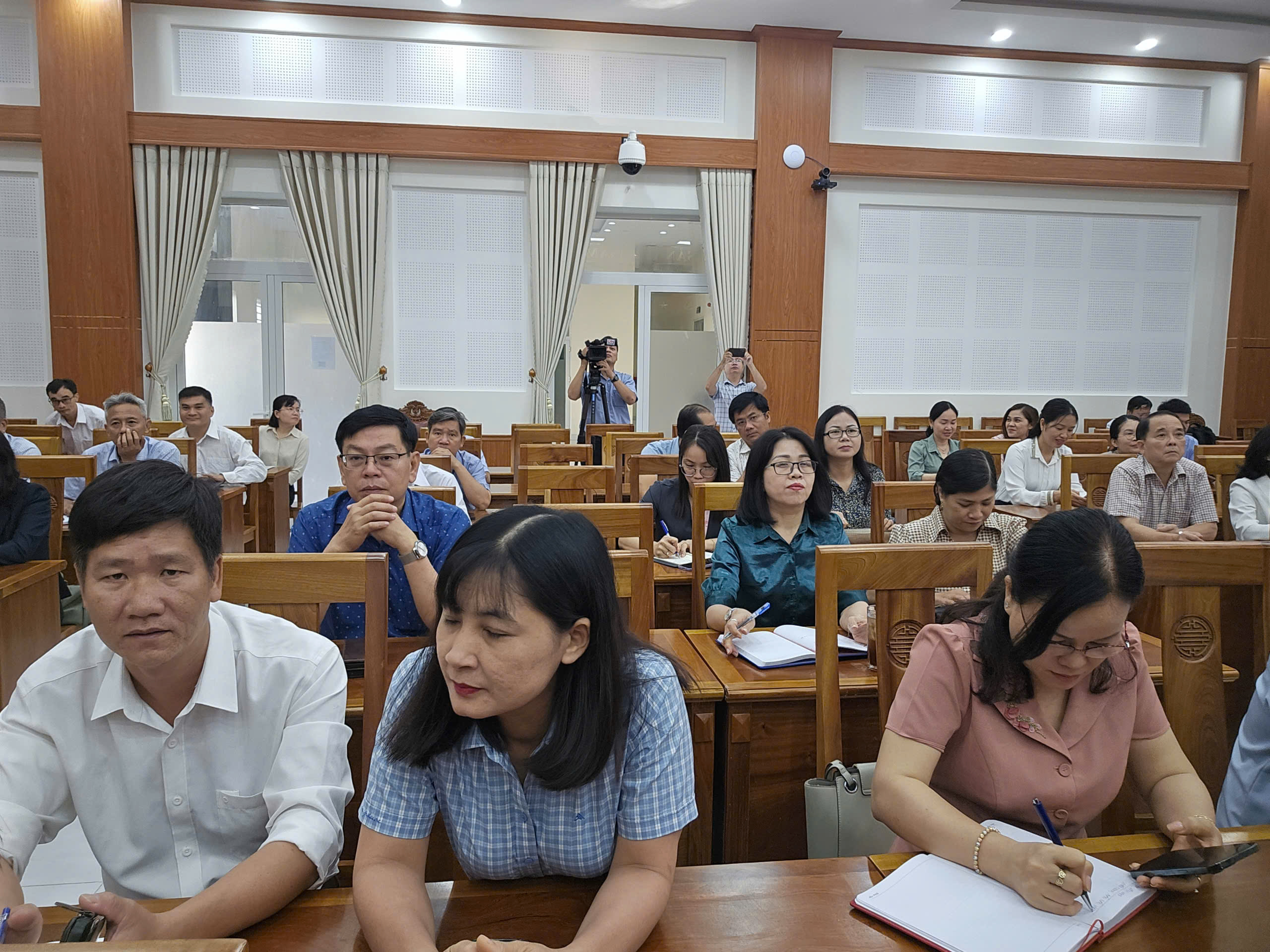 dai bieu nghe thong bao nhanh dai hoi.jpg