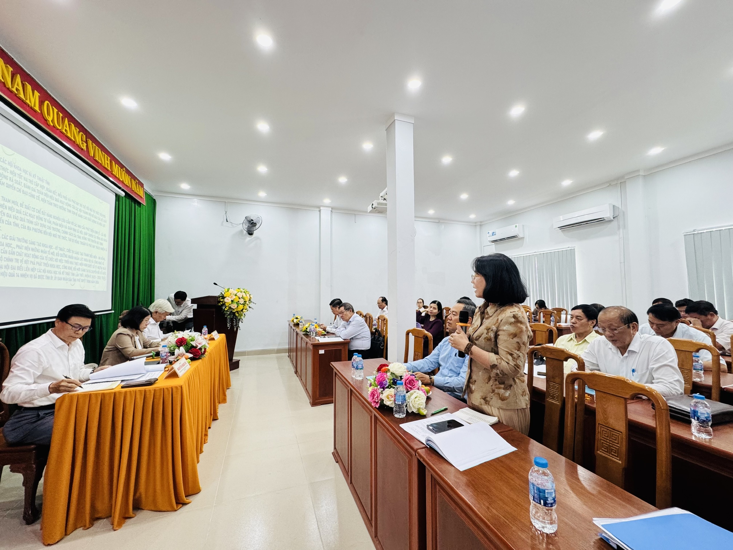 đại biểu phát biểu.jpg