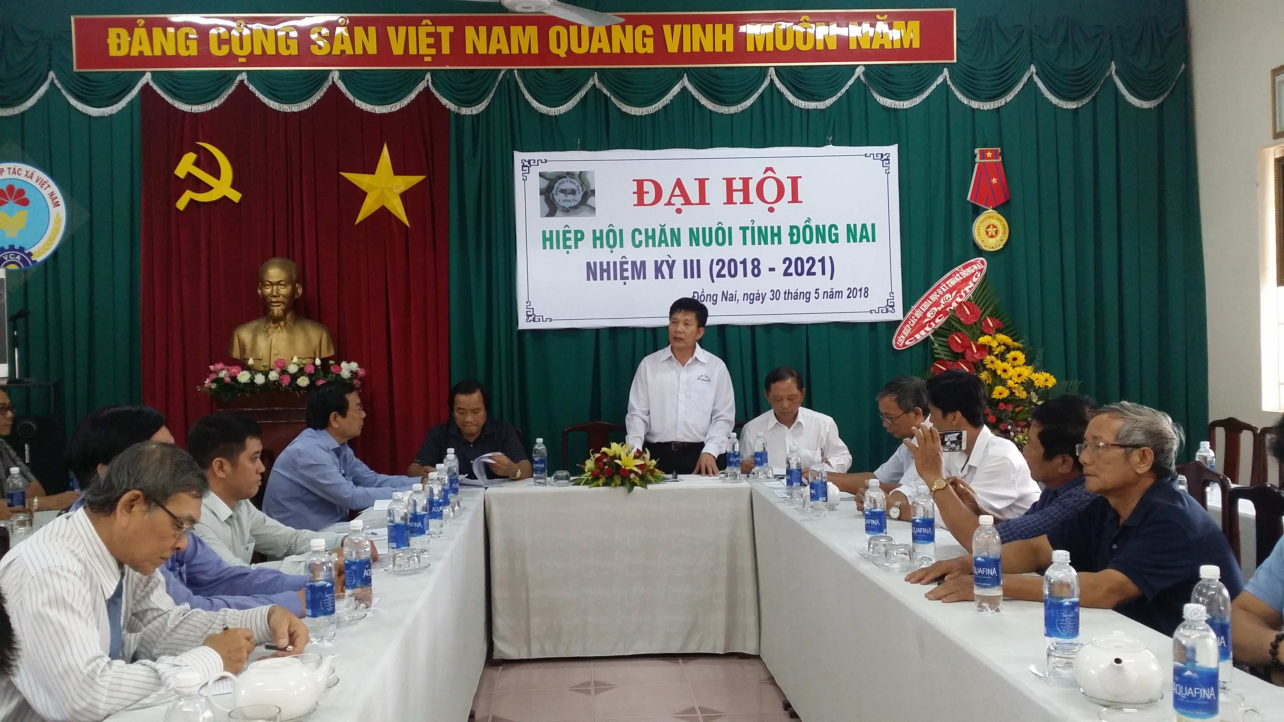 hoi chan nuoi 011111.jpg