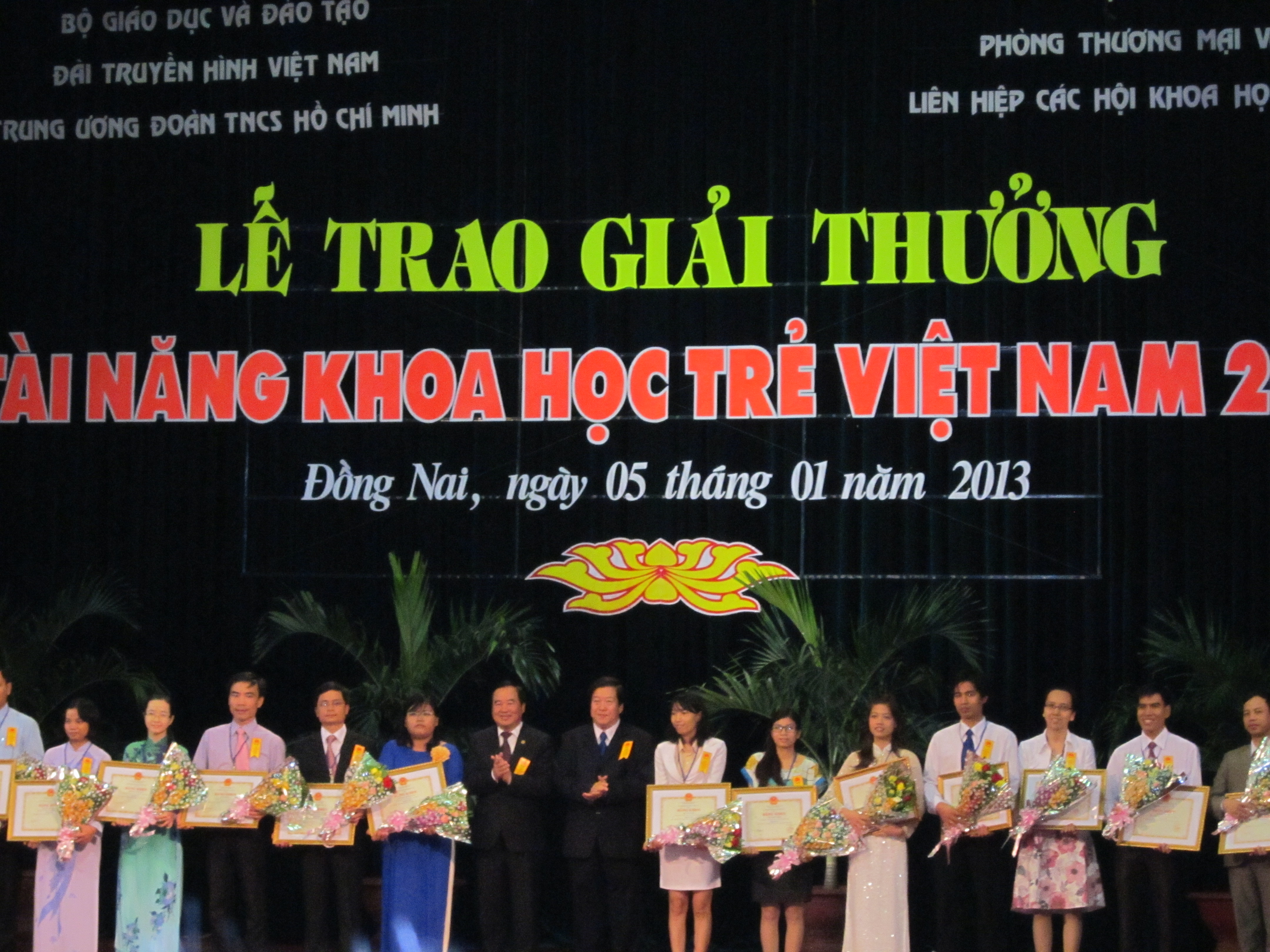 Lễ trao giải thưởng tài năng khoa học trẻ Việt Nam năm 2012.JPG