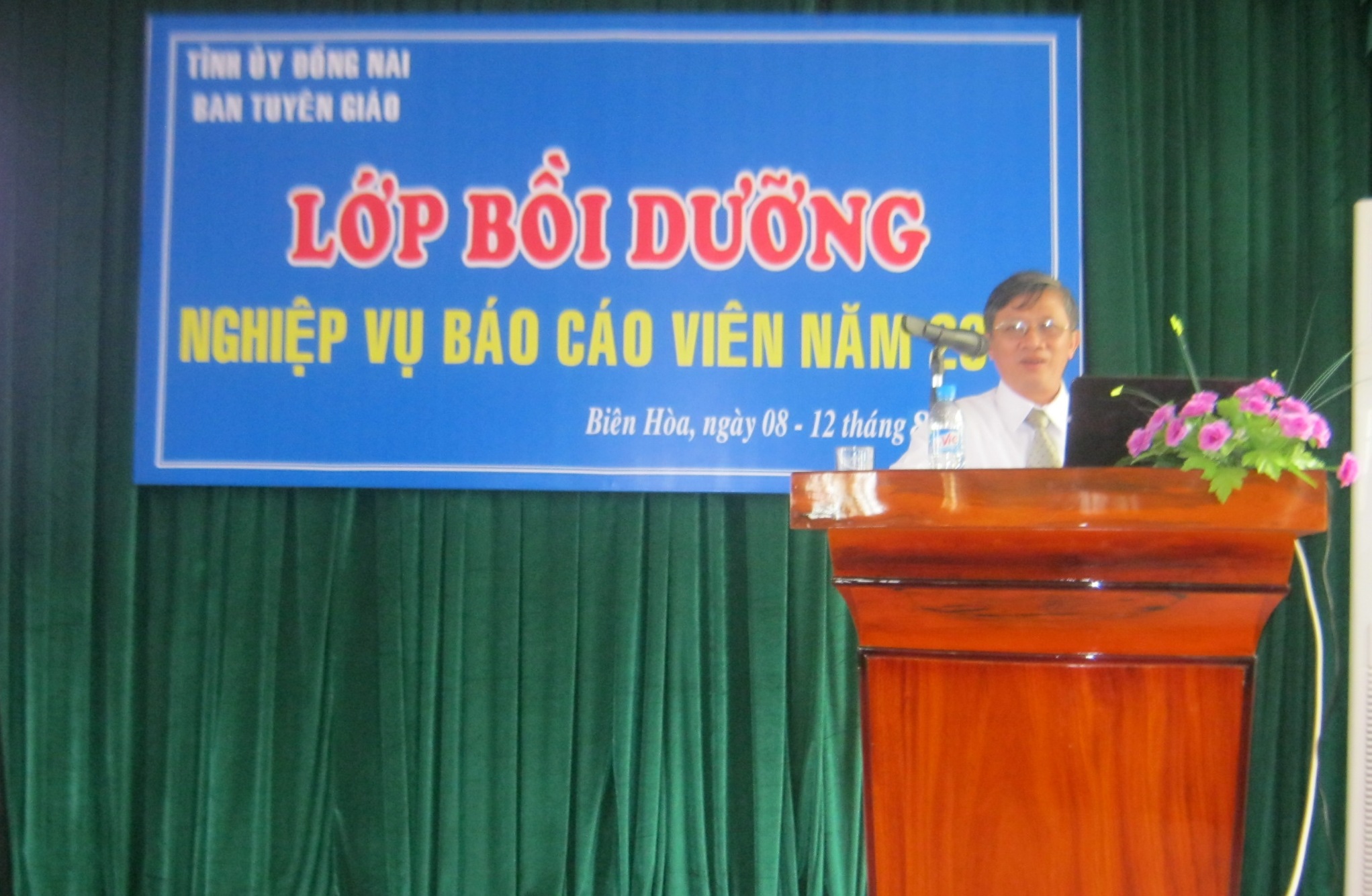02 jgusdjxhgbfvkfjdmb emgfcgiang vien trinh bay bai giang.jpg