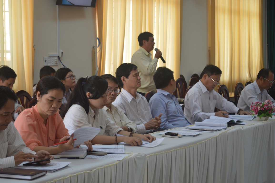 Hinh 2- ThS. Hoàng Văn Thống – Phó Chủ tịch Hội Bảo vệ Thiên nhiên và Môi trường Đồng Nai-  tham luận tại hội thảo.JPG