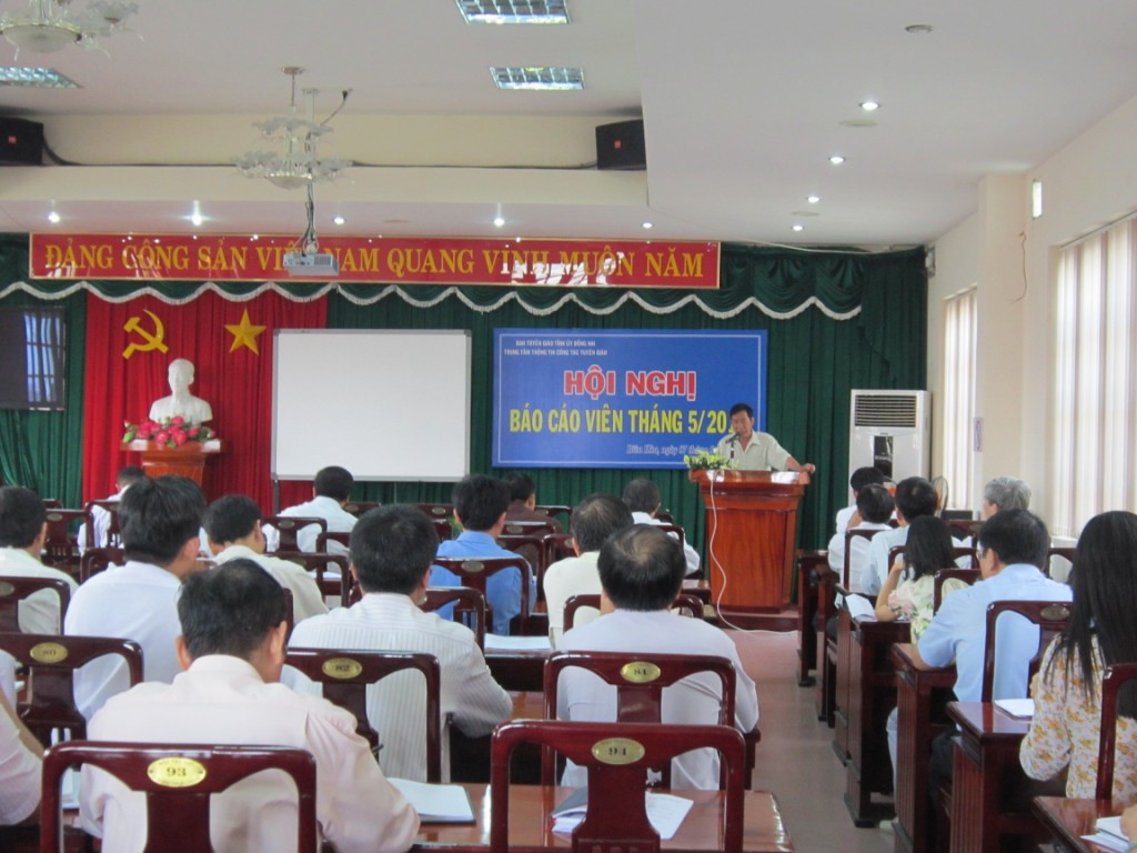 Hội nghị báo cáo viên tháng 12552.jpg