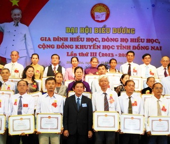 Phó chủ tịch UBND tỉnh Nguyễn Thành Trí trao Bằng khen cho các gia đình.jpg