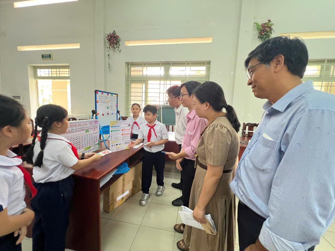 anh 2 cac chuyen gia danh gia giai phap tham gia 2025.jpg