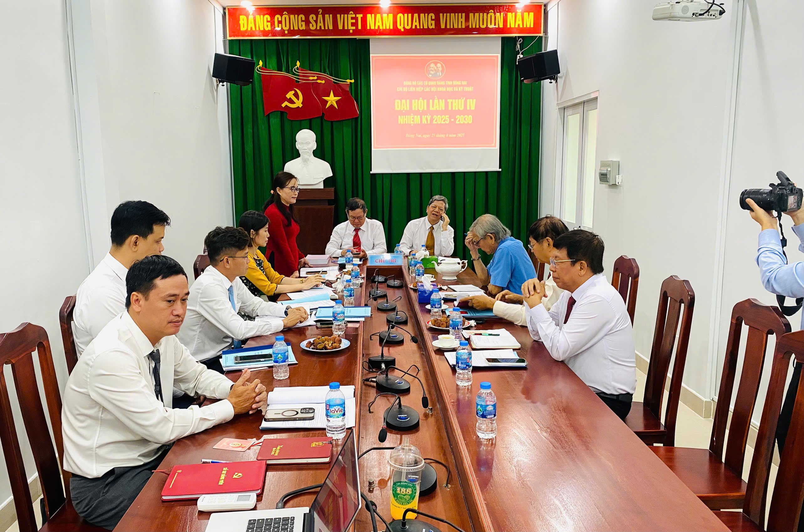 anh 2 dang uy các co quan dang tinh phat bieu chi dao dai hoi.jpg