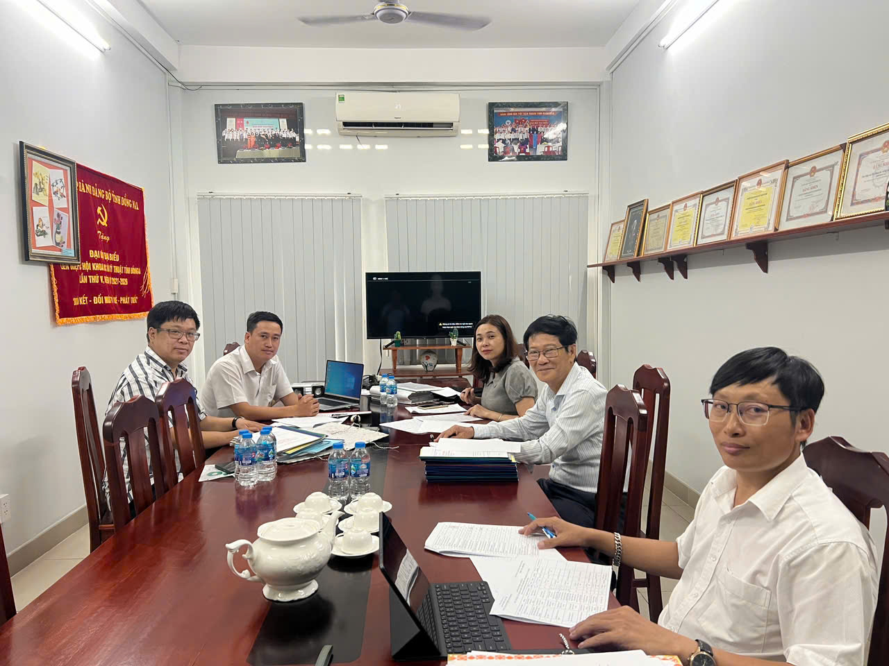 anh 2 hội đồng 1 chấm 41 giải pháp.jpg