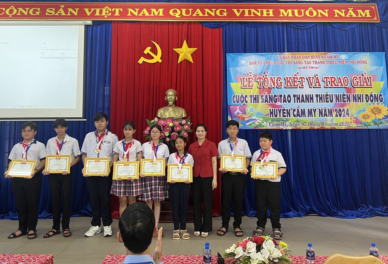 trao giai cao cuộc thi năm 2024.jpg