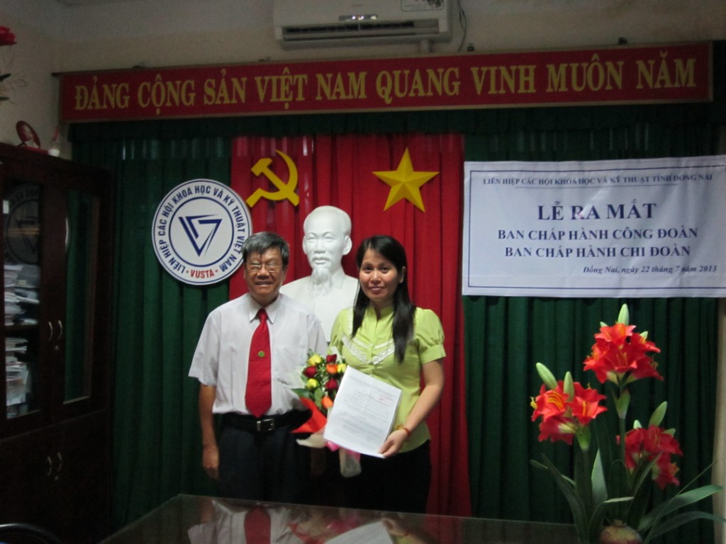 trao quyết định thành lập Chi đoàn ggh.jpg