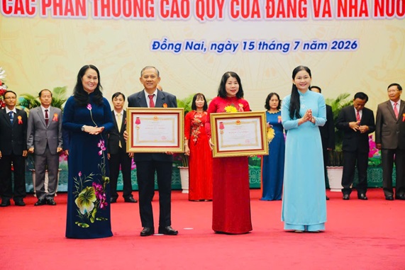 TS. Hoàng Thị Bích Hằng nhận Huân chương Lao động Hạng Ba