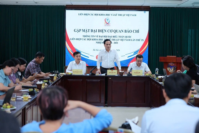 PGS.TS. Phạm Ngọc Linh, Phó Chủ tịch Liên hiệp Hội Việt Nam; ThS. Nguyễn Quyết Chiến, Tổng Thư ký Liên hiệp Hội Việt Nam;Ths. Lê Thanh Tùng, Trưởng ban Ban Phổ biến kiến thức Liên hiệp Hội Việt Nam đồng chủ trì buổi gặp gỡ