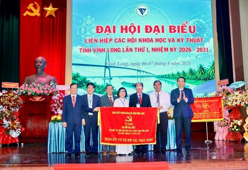 Ban Chấp hành Đảng bộ tỉnh Vĩnh Long tặng Bức trướng chào mừng Đại hội.
