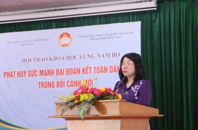 TS. Hoàng Thị Bích Hằng - Chủ tịch Liên hiệp các Hội Khoa học và Kỹ thuật trình bày tham luận tại hội thảo