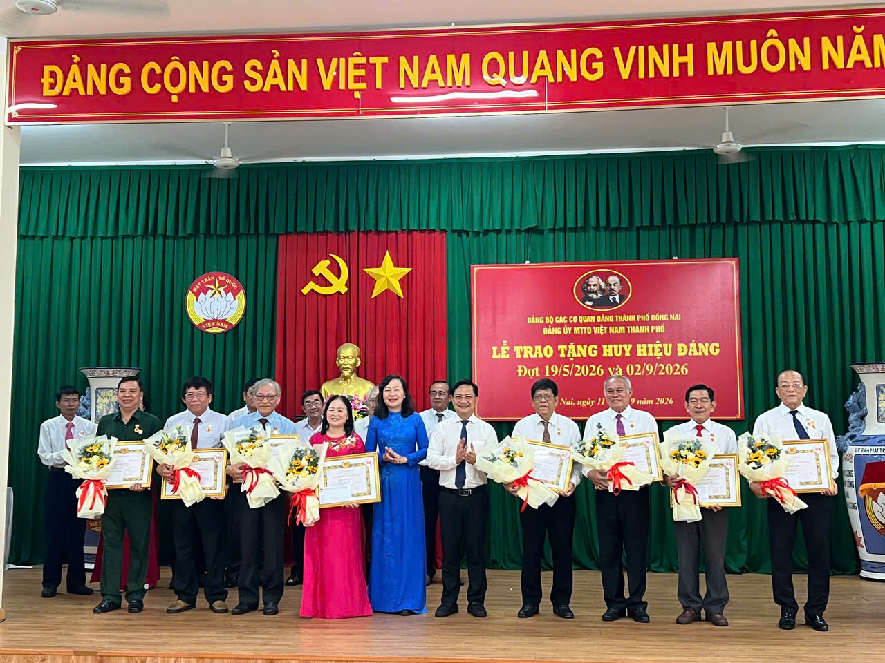 Đảng viên Chi bộ Liên hiệp các Hội Khoa học và Kỹ thuật nhận Huy hiệu 35 năm tuổi Đảng
