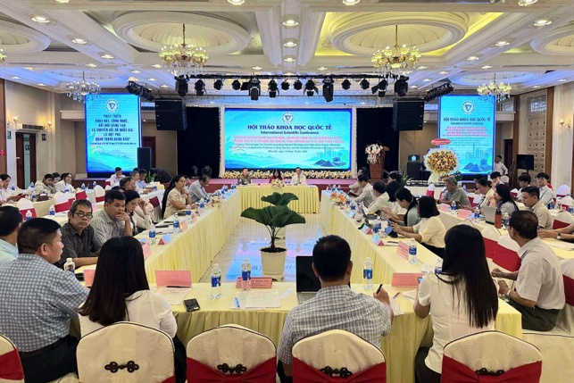 Toàn cảnh hội thảo khoa học quốc tế sáng 14-10.