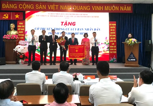 Liên hiệp Hội Việt Nam tặng cờ cho LHH TPHCM nhân Lễ kỷ niệm