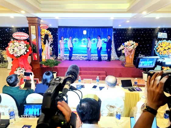 Ông Lê Trường Sơn - TUV, Phó Chủ tịch UBND thành phố cùng đại diện các sở ngành, nhà khoa học bấm nút đưa vào vận hành thử nghiệm Nền tảng Đổi mới sáng tạo Đồng Nai (Dong Nai Innovation Hub)